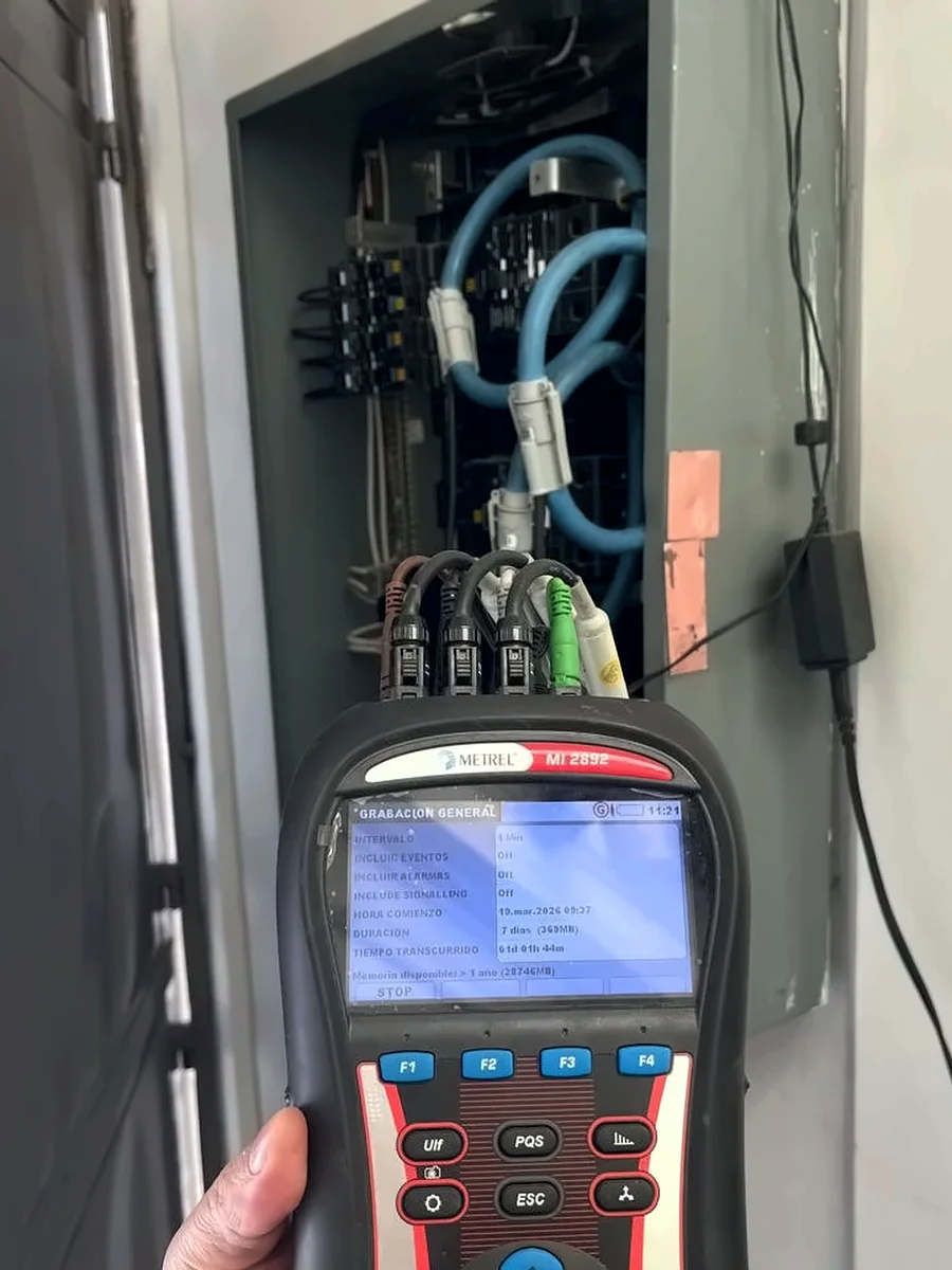 Analizador de calidad de energía instalado para un registro continuo de siete días