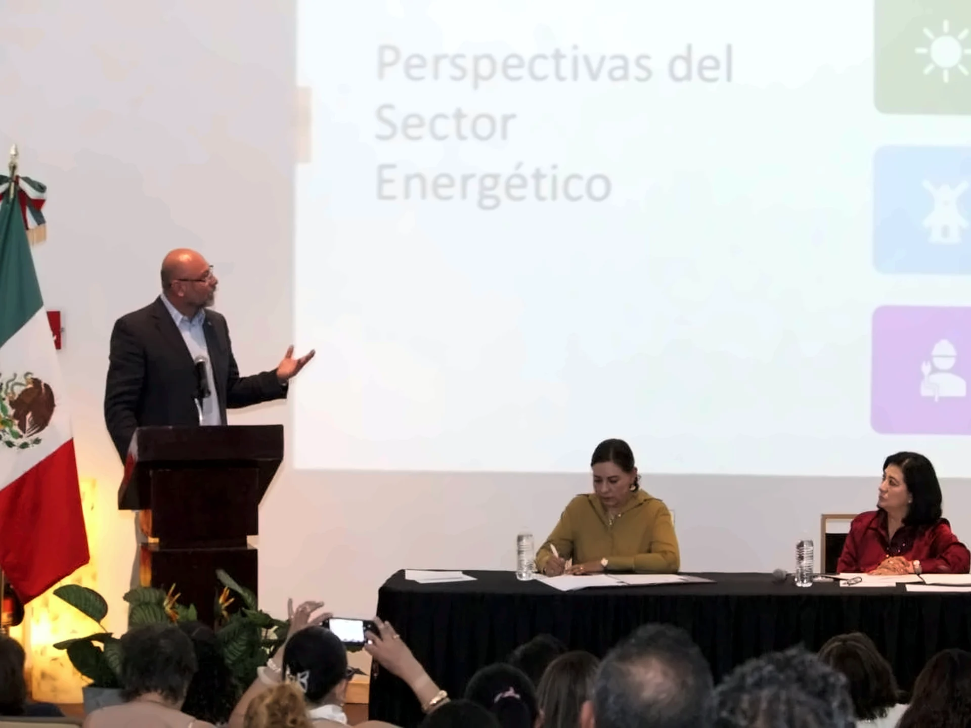 Ing. Ignacio García Sánchez durante su ponencia Perspectivas del Sector Energético