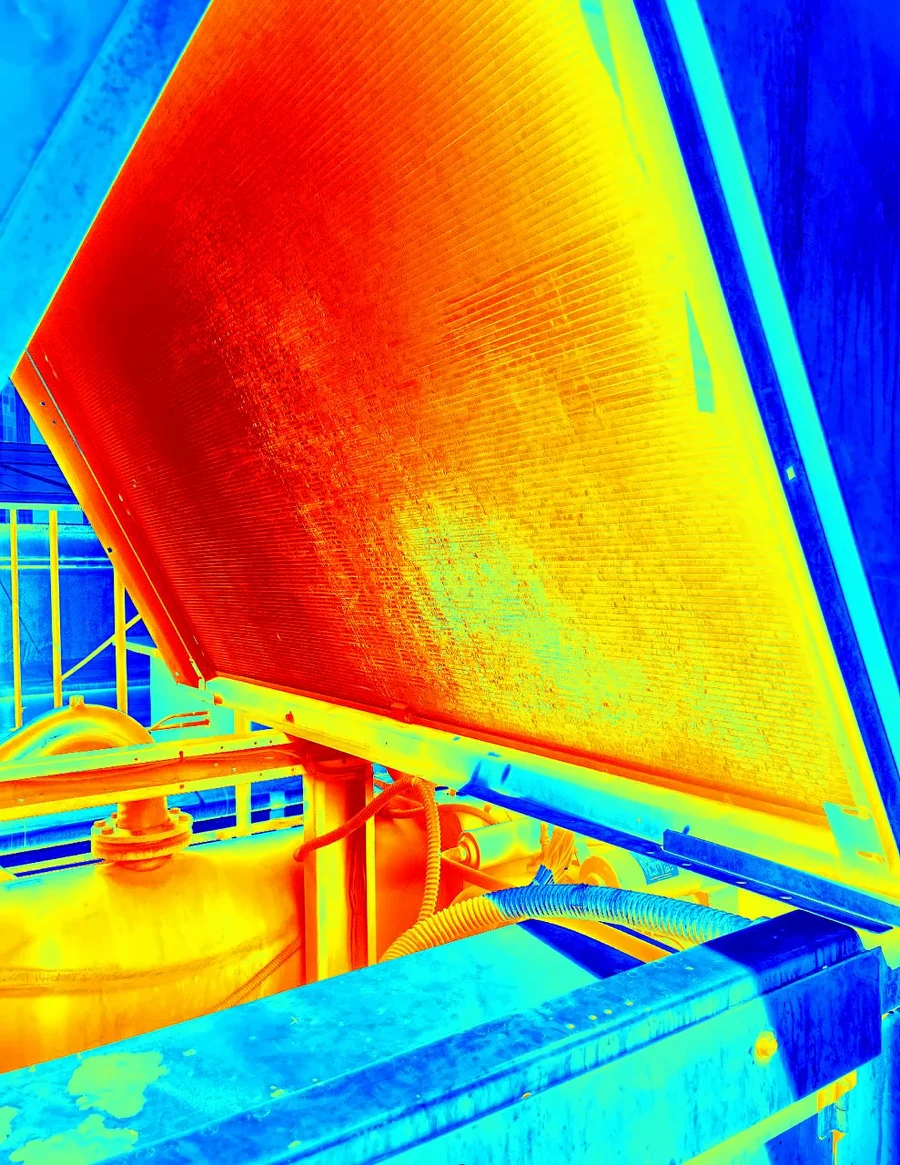 Termografía infrarroja de un condensador que revela ensuciamiento y distribución desigual de temperatura